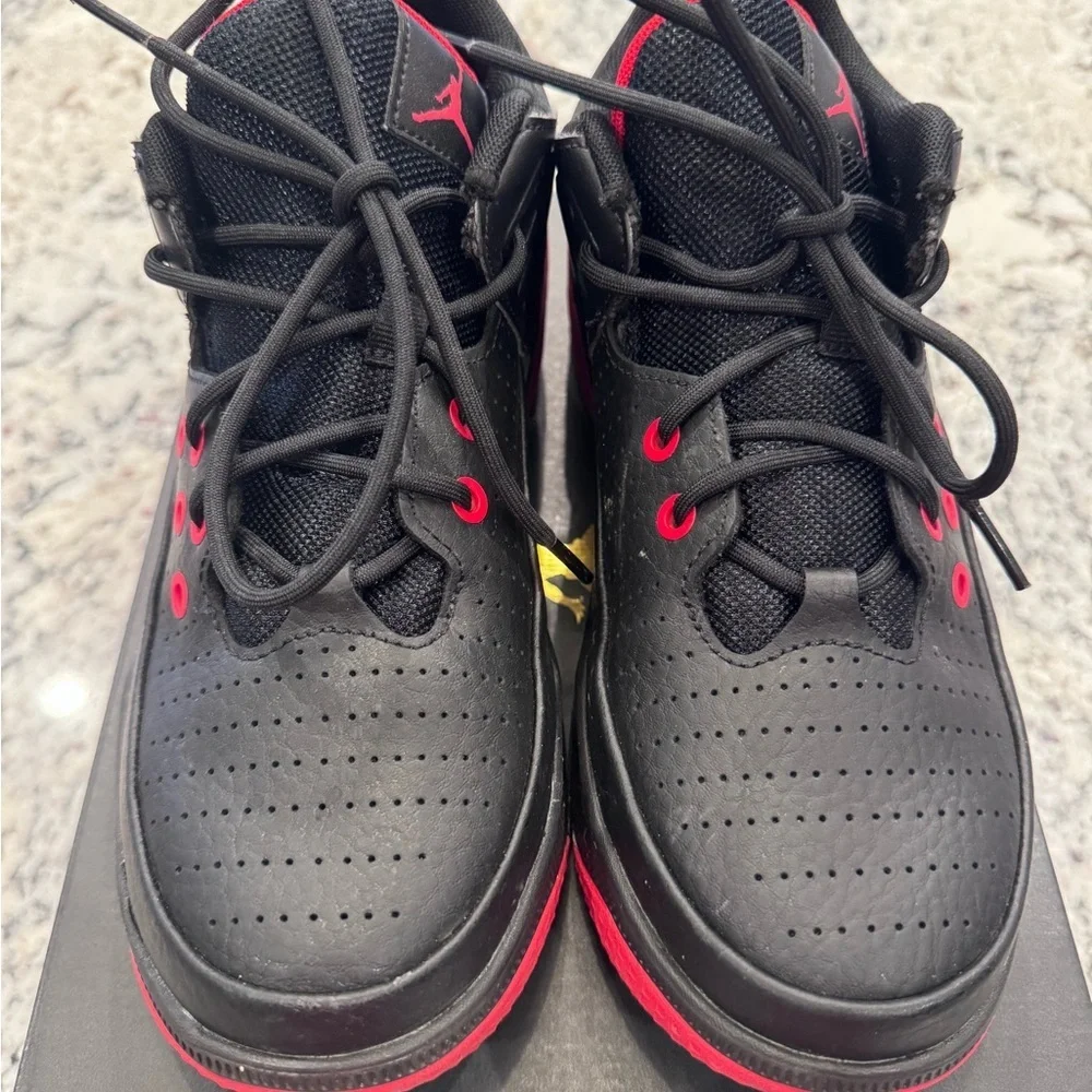 Jordan Max Aura 5 GS 6Y Black Red | With Box